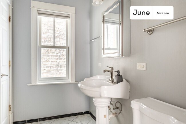 Building Photo - 3508 N Sheffield Ave