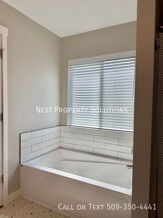 Building Photo - 551 Battery Dr