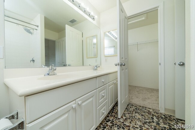 Building Photo - CENTRAL AC 2 bedrooms, 2.5 bath with the 3...