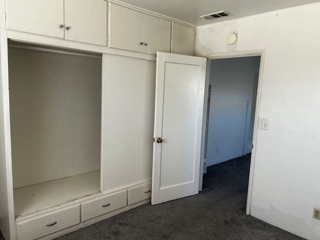 Building Photo - Private 1 Bed, 1 Bath Unit