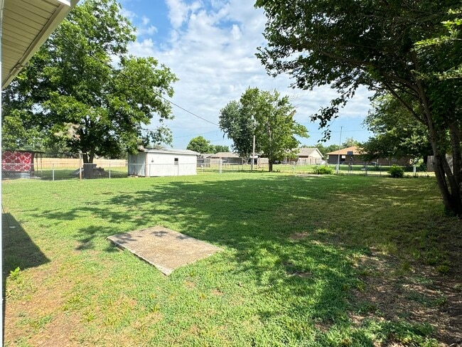 Building Photo - 1442 E Broadway St