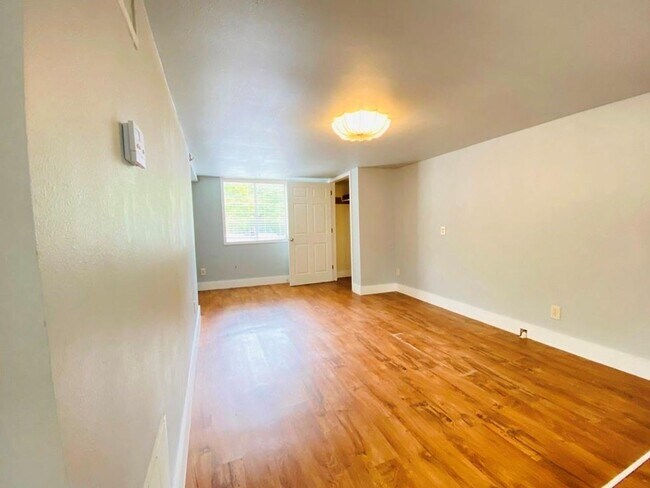 Building Photo - 2102 Brackenridge St