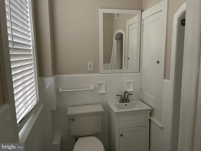 Building Photo - 139 Kings Hwy E