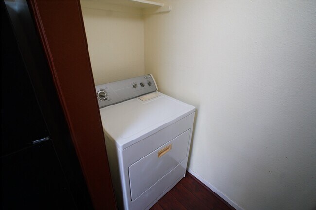 Building Photo - 8587 Sands Point Dr