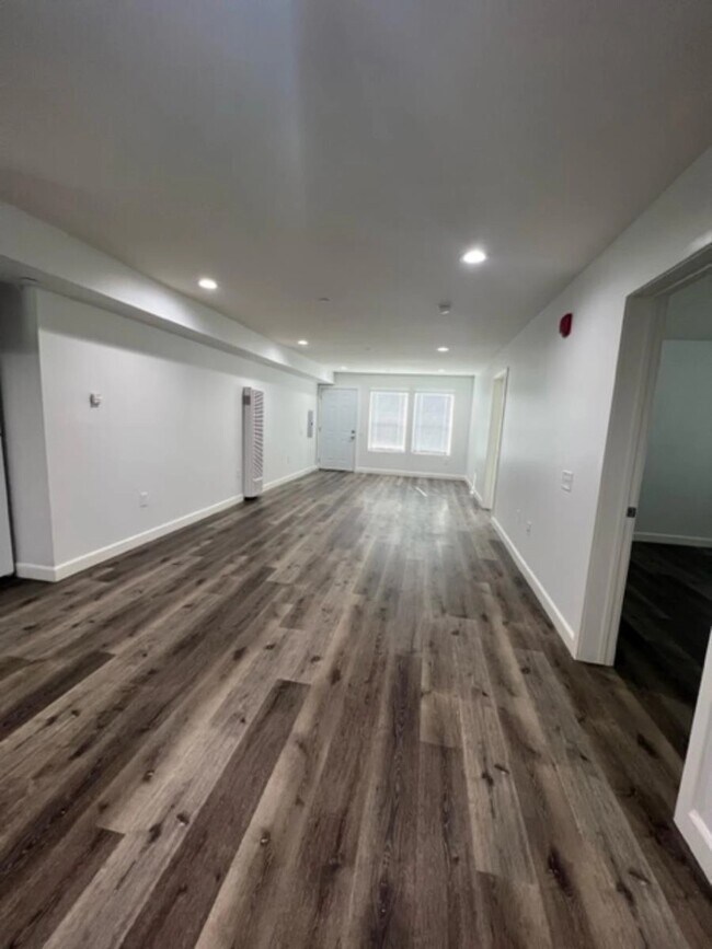 Interior Photo - 8730-8744 S FIGUEROA ST