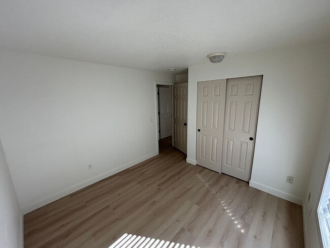 Building Photo - Freshly Updated Troutdale Gem with Enterta...