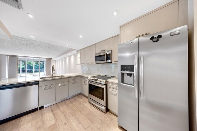 Building Photo - 800 E Cypress Ln