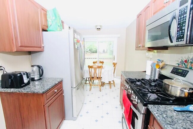Building Photo - 587 Sayre Dr