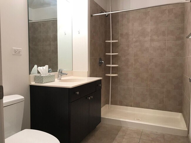 Building Photo - High floor 2b2b unit right by Westloop