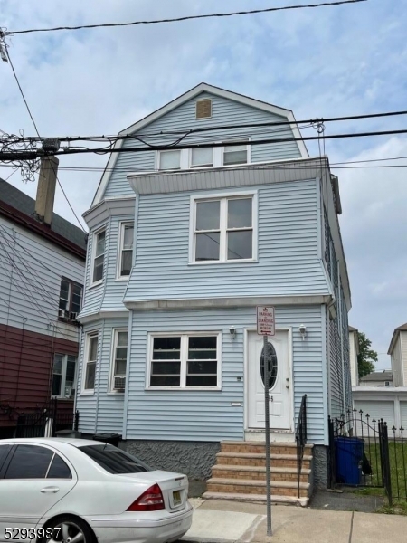Primary Photo - 135 Leslie St
