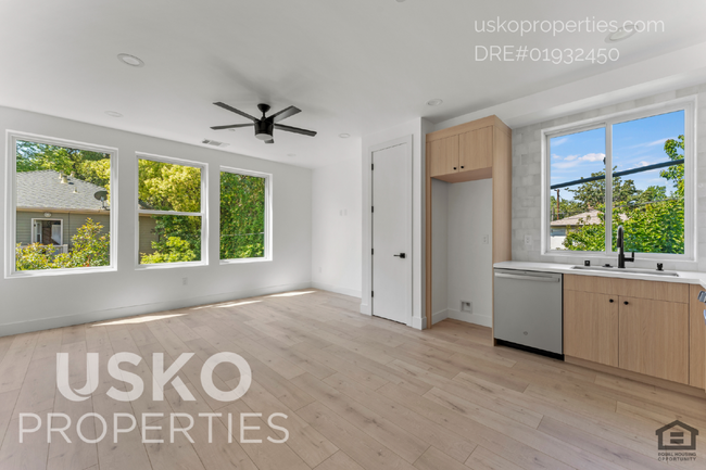 Building Photo - "Chic Urban Living: Spacious 2-Bed, 2-Bath...