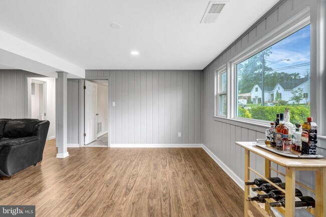 Building Photo - 4213 University Dr