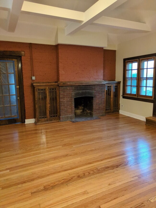 Building Photo - 420 N Pine Ave