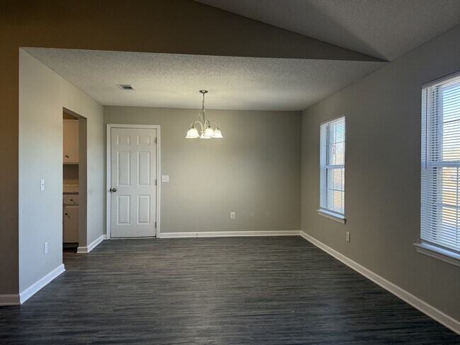 Building Photo - 862 Lyndsi Ln