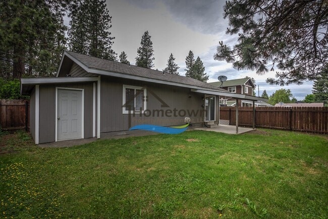 Building Photo - Very Nice 2 Bed Home with Fully Fenced Bac...