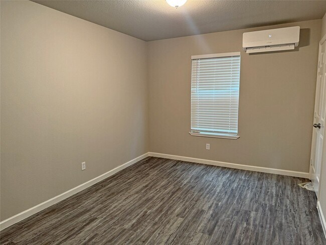 Building Photo - 60 Acorn Ln Dr