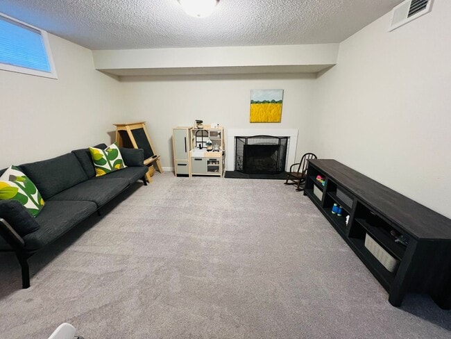 Building Photo - Beautiful 4 Bed 3 Bath Home for Rent! Great Location, Modern Updates!