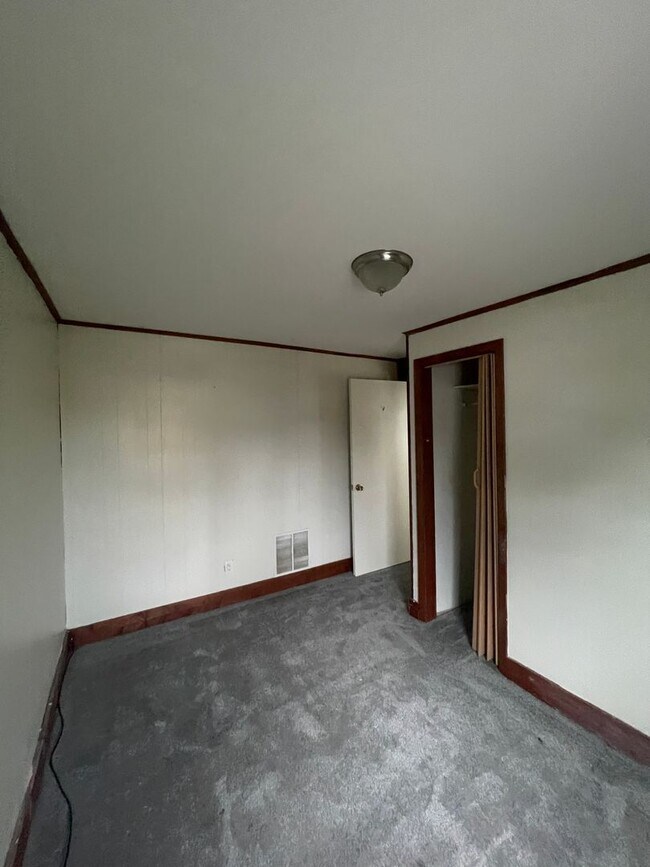 Building Photo - Available July 1st! 3 Bed 1.5 Single Family Home!