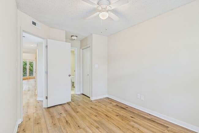 Building Photo - Charming 3-Bedroom Townhome in Sunset Woods