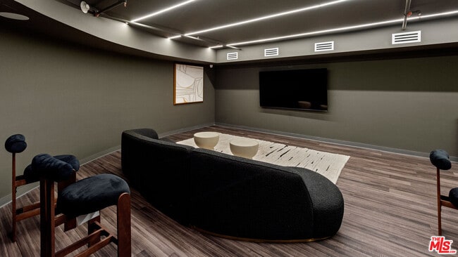 Building Photo - 505 S Barrington Ave