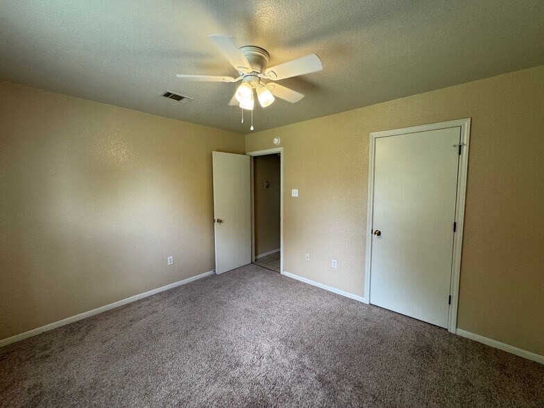 Building Photo - 1002 Circle M Dr