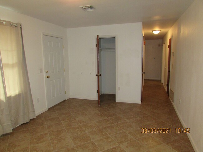 Building Photo - Newly remodeled 5 bedroom/2 bath home