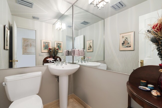 Building Photo - 575 N Lake Wy