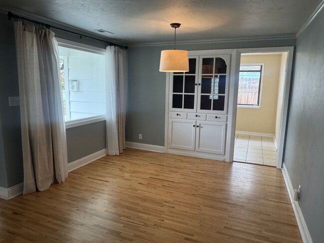 Building Photo - Spacious Home with Great Location