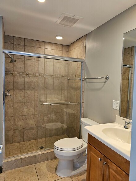 Guest bathroom - 8111 Lakewood Main St