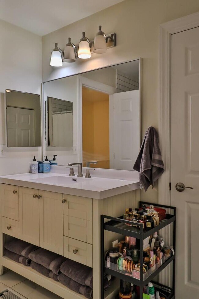 Building Photo - 713 Green Mountain Ct