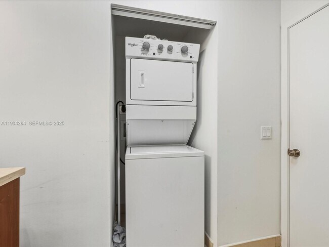 Building Photo - 1111 SW 1st Ave