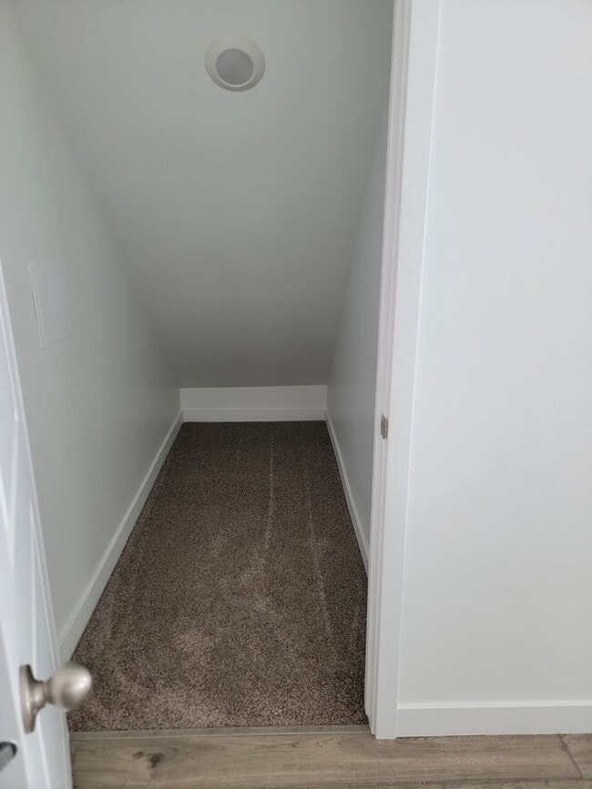 Building Photo - 4 Bed 2.5 Bathroom Townhouse