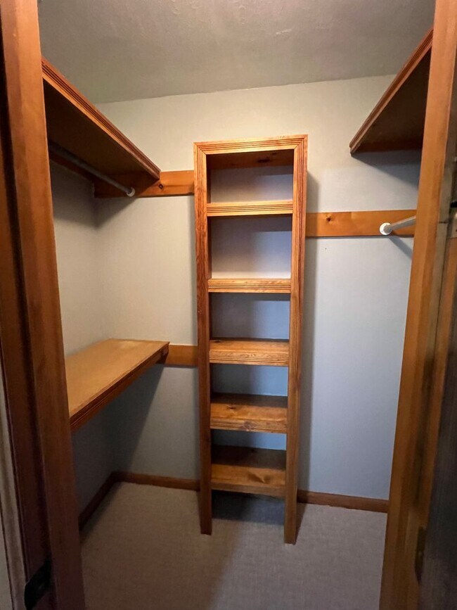 Building Photo - 5 bedroom/3 bath w/mother in law style qua...