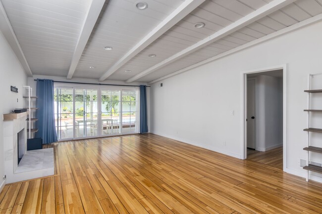 Building Photo - Incredible remodeled south of the boulevar...