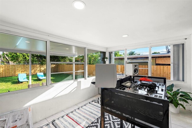 Building Photo - 1545 Normandy Dr