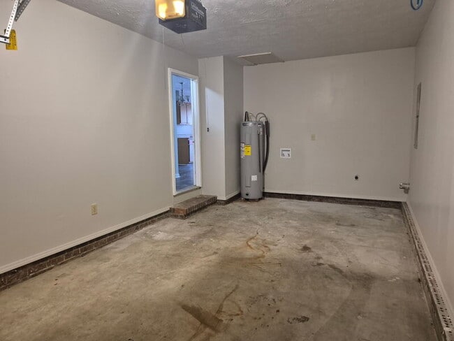 Building Photo - 6439 Green Meadow Rd