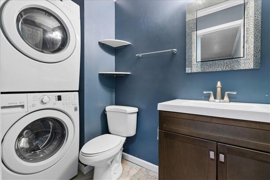 Building Photo - 2412 Peachwood Cir NE