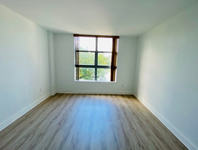 Building Photo - 750 NE 64th St