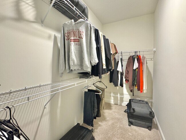 Building Photo - MOVE-IN READY! (Pet Friendly)