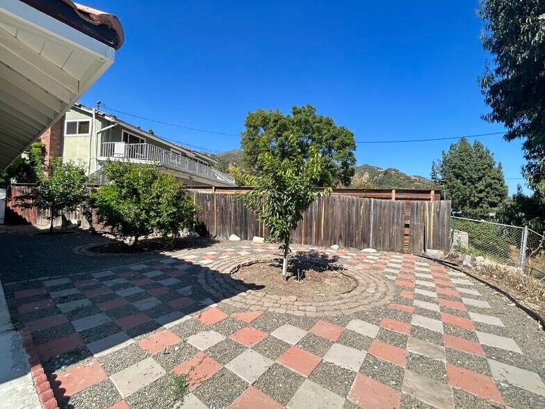 Building Photo - 2308 Henrietta Ave