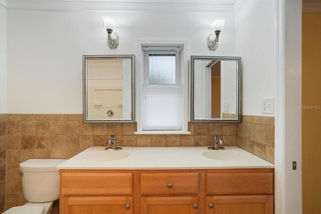 Building Photo - 625 S Grandview St