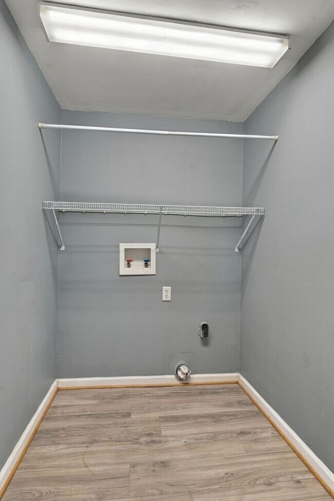 Building Photo - 634 James Ave