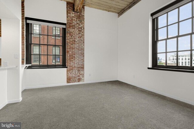 Building Photo - 303 Vine St