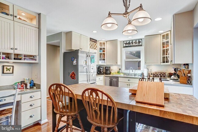 Building Photo - 6302 Shiplett Blvd