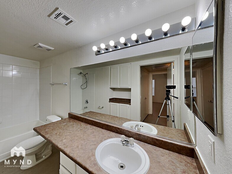 Building Photo - 9620 W Russell Rd