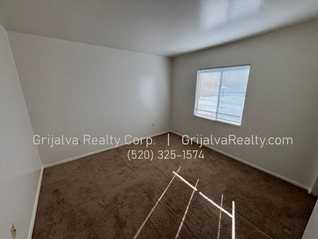 Building Photo - 3641 E Monte Vista Dr