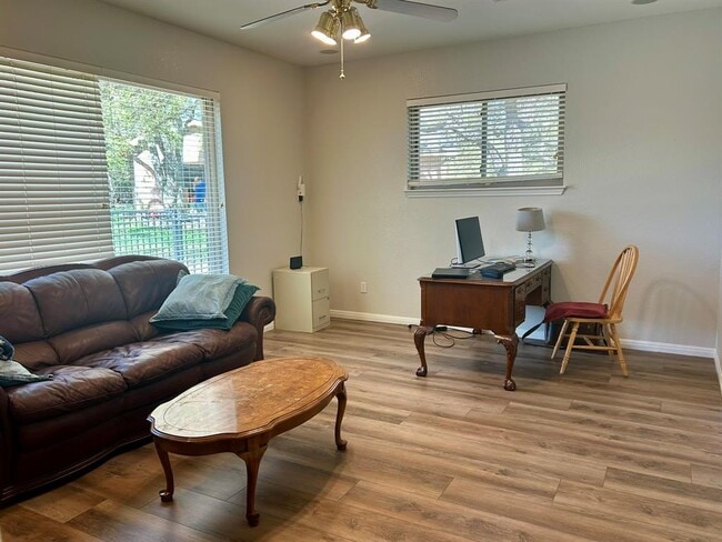 Building Photo - 121 Post Oak Ln