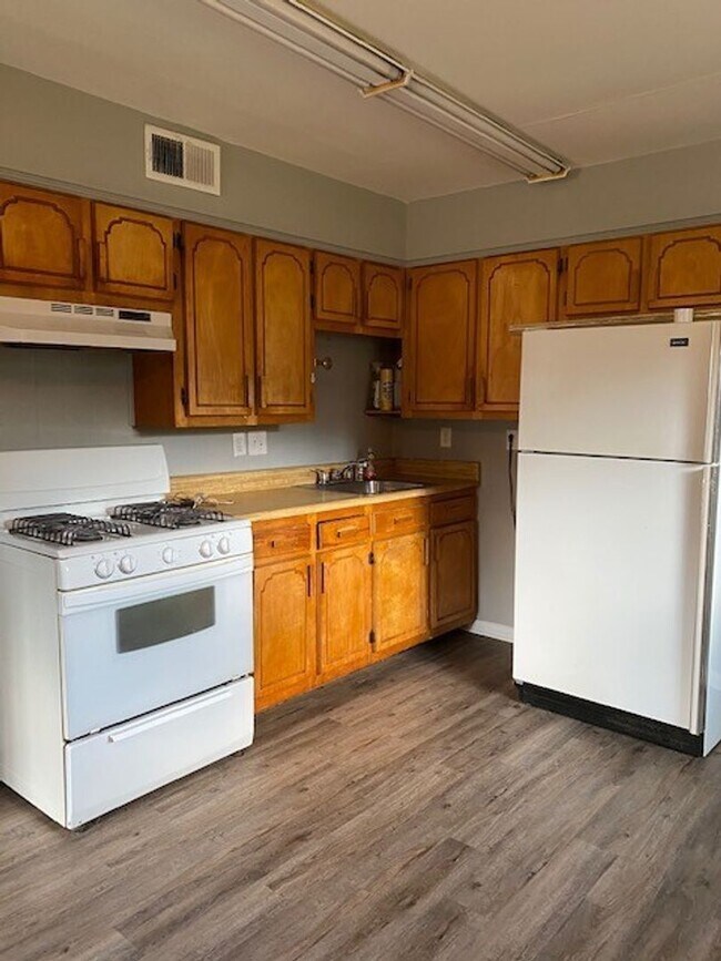 Building Photo - Renovated 1 Bedroom 1 Bath Unit in Quadplex for Rent!