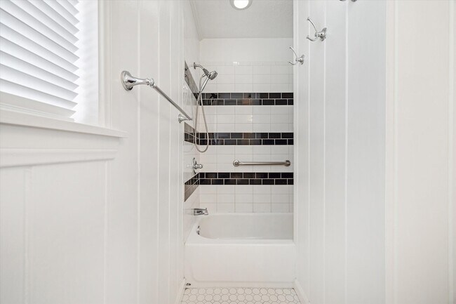 Building Photo - 2108 Branard St