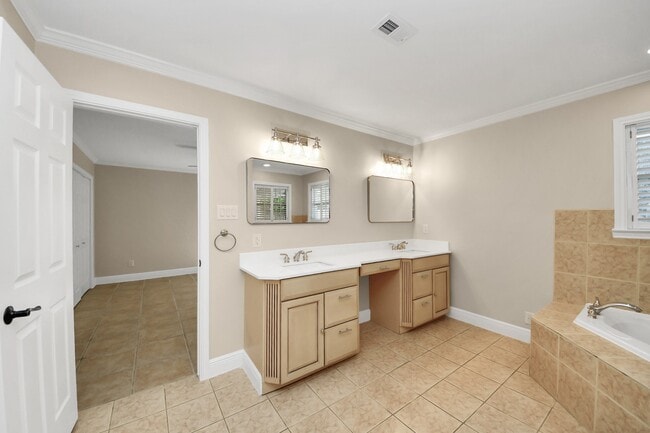 Building Photo - 2215 Gardenia Dr